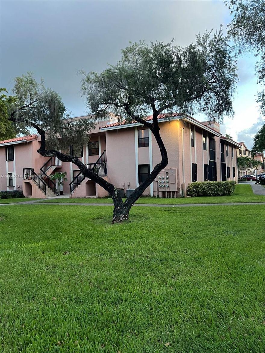 Beautifully updated unit featuring 2 bedrooms and 2 remodeled bathrooms, a private patio, and the convenience of in-unit washer and dryer. The layout is functional and well distributed, offering comfort and modern living. Ideally located near excellent schools, shopping centers, and public transportation, this property combines practicality with a prime location. Perfect for families or professionals looking for a well-connected and comfortable home. Tenant insurance required.