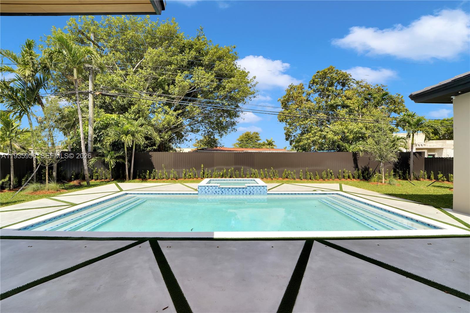 BREEZEVIEW MANORS - Residential