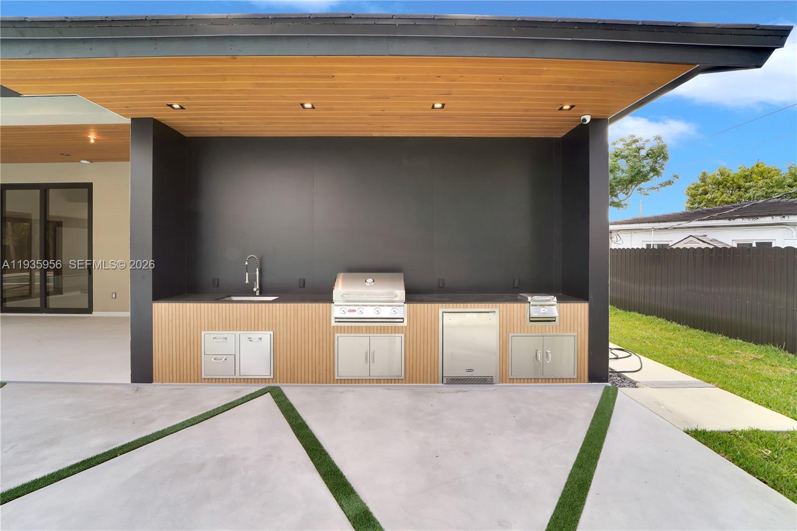 BREEZEVIEW MANORS - Residential