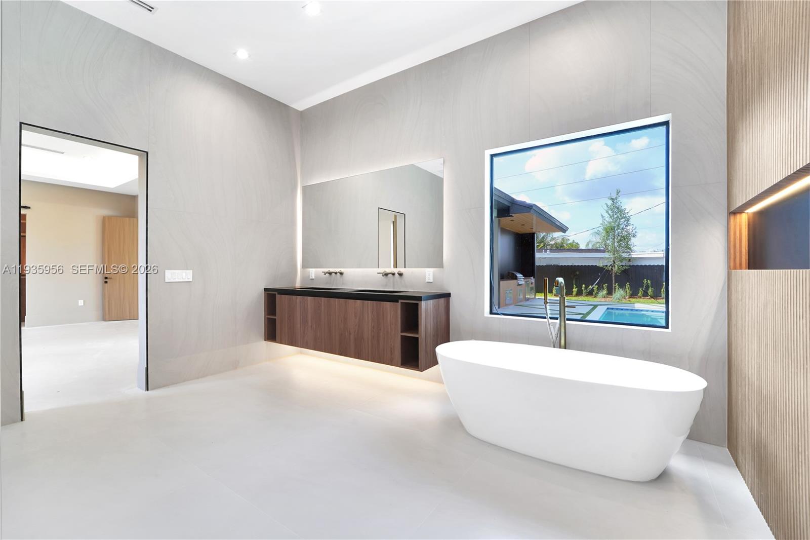 BREEZEVIEW MANORS - Residential