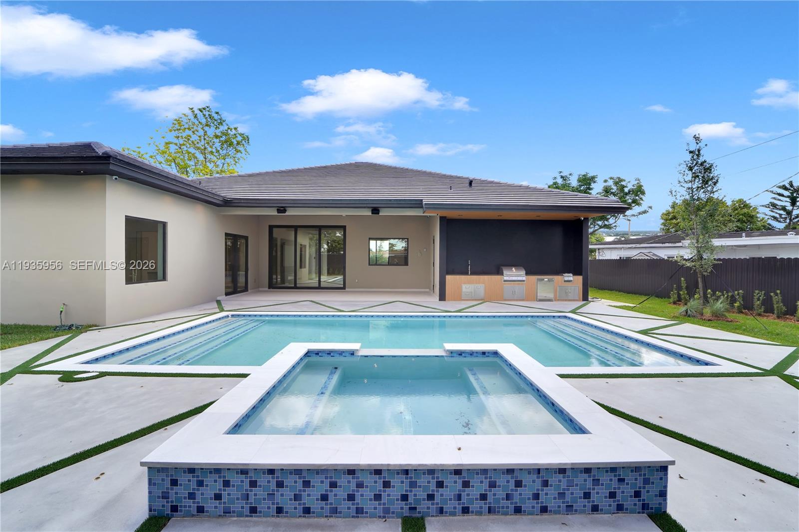 BREEZEVIEW MANORS - Residential