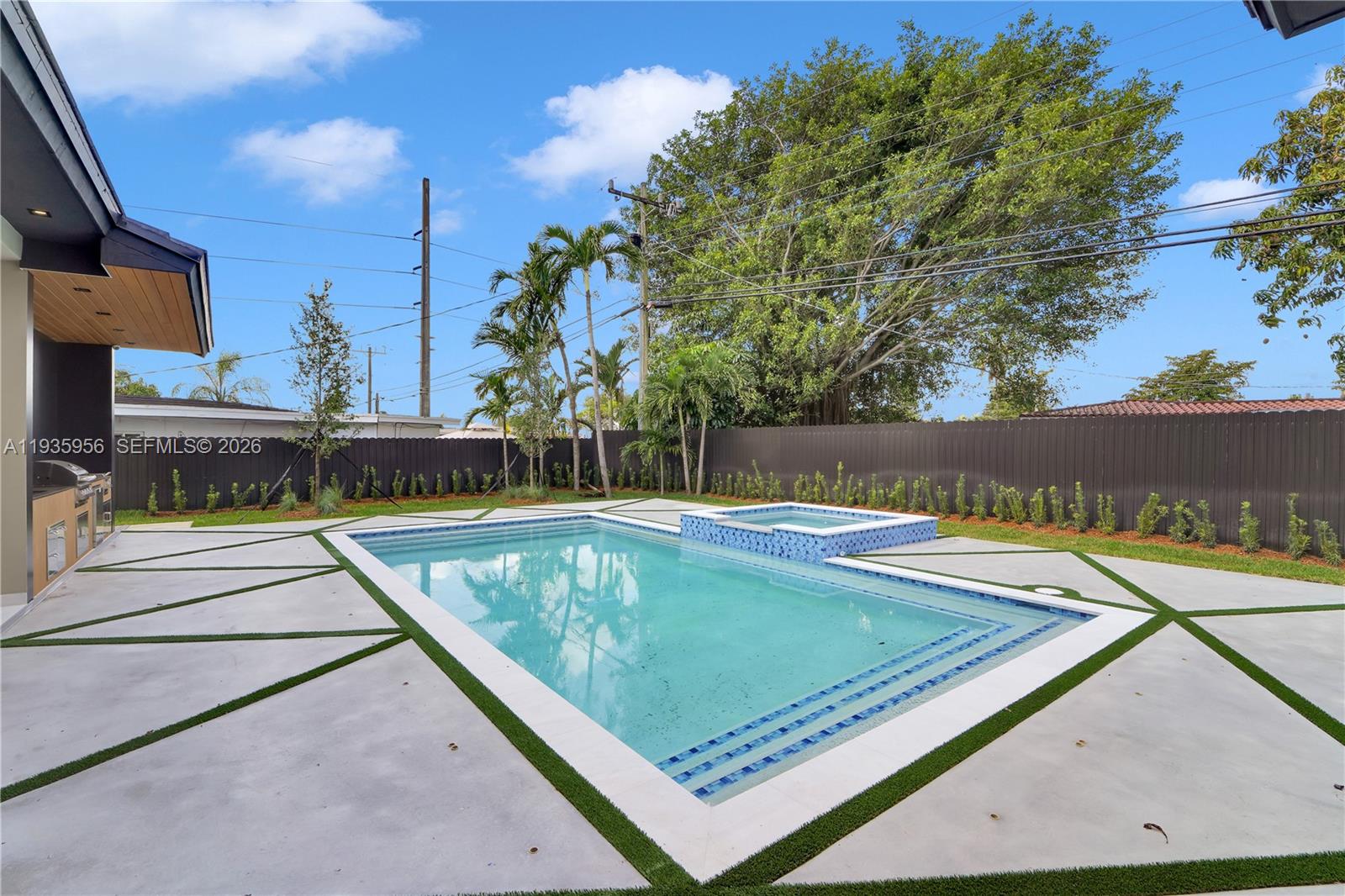 BREEZEVIEW MANORS - Residential