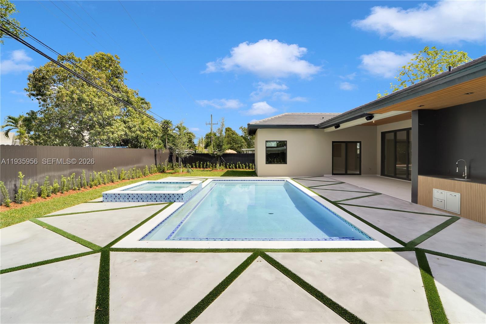 BREEZEVIEW MANORS - Residential
