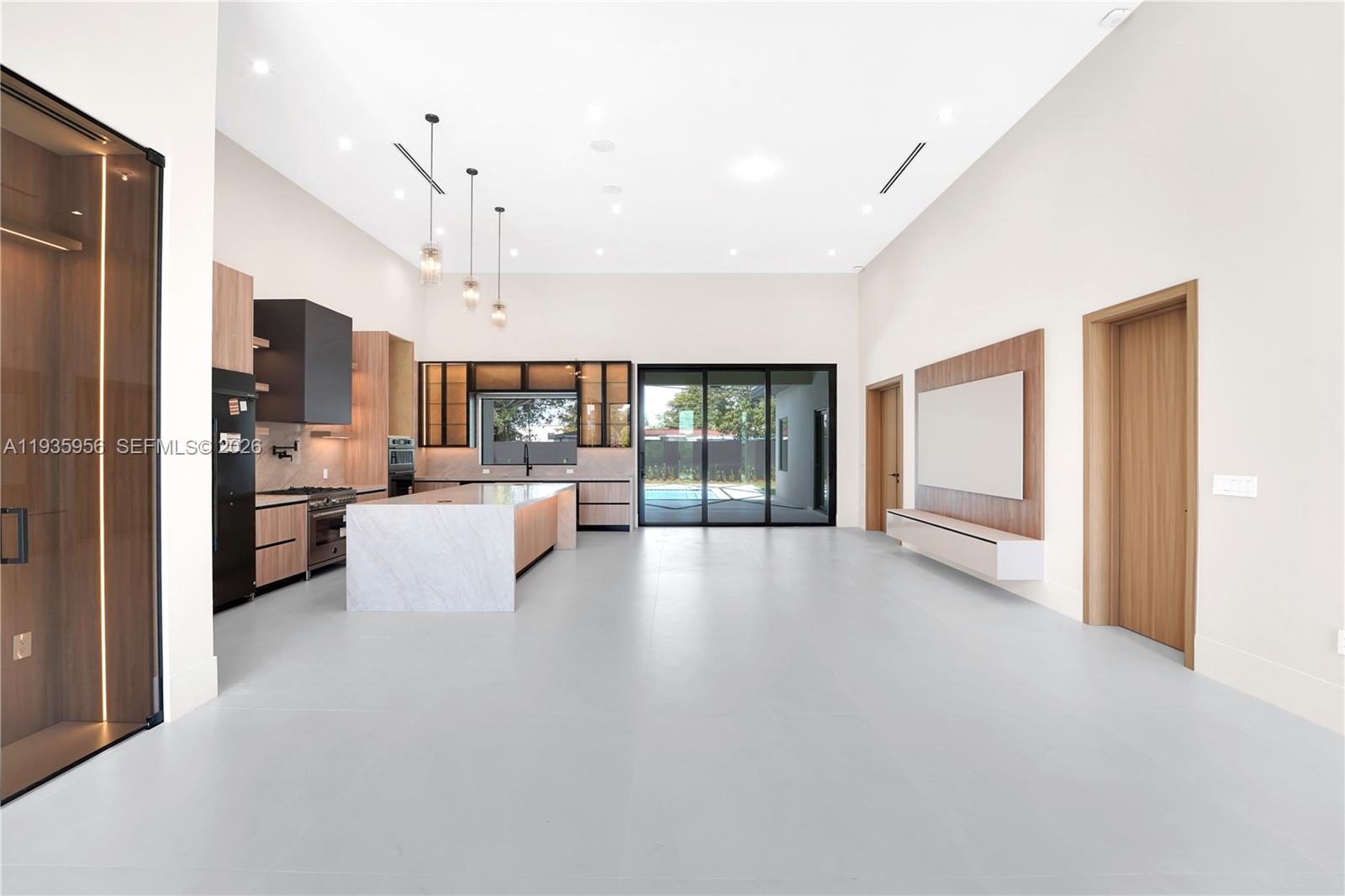 BREEZEVIEW MANORS - Residential
