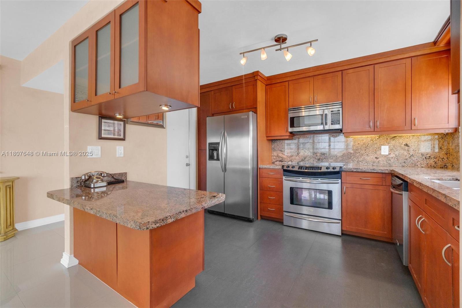 IMPERIAL TOWERS NORTH CON - Residential