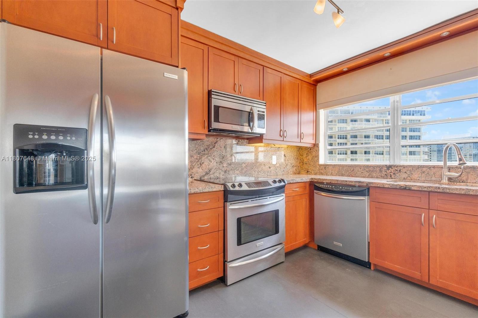 IMPERIAL TOWERS NORTH CON - Residential