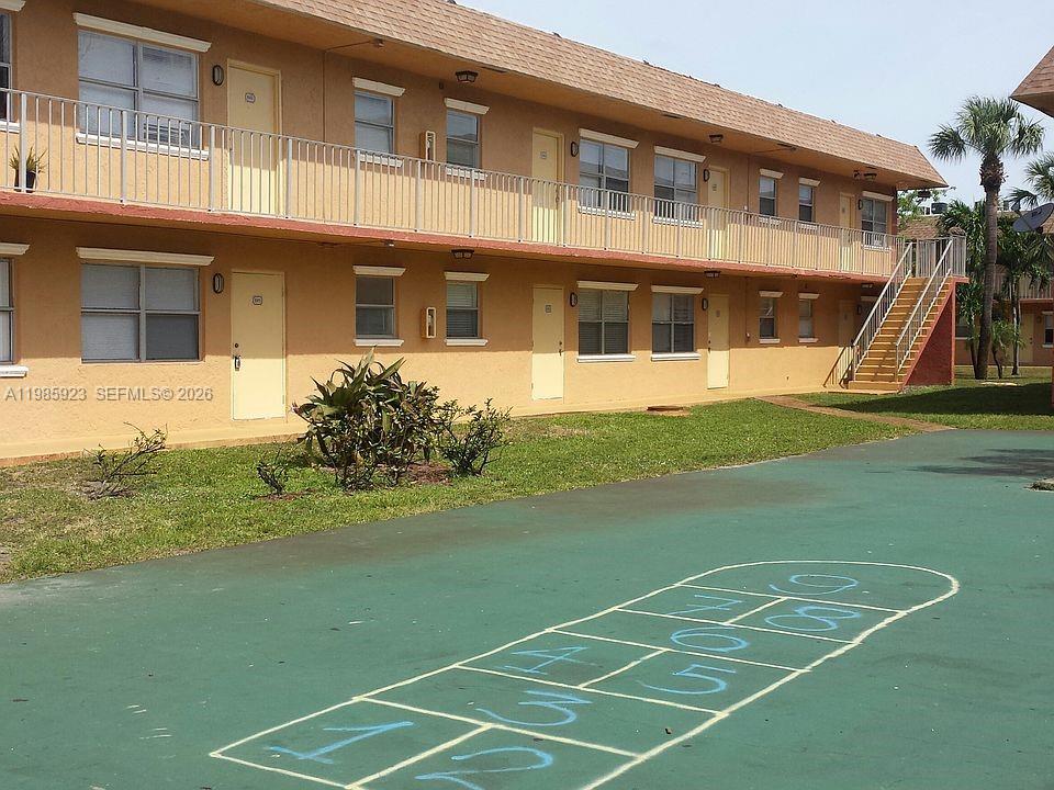 COURTS AT OAKLAND PARK - Residential