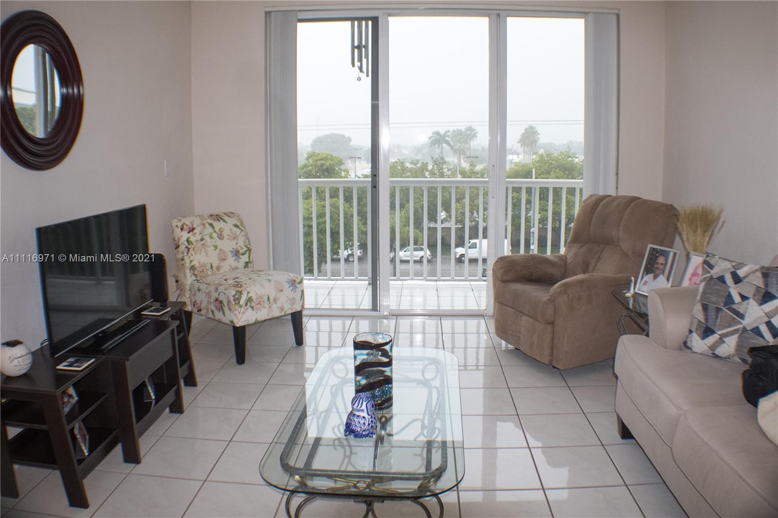 Well kept 2/1 spacious apartment with view to Coral Gables. Near Palmetto, Miami airport, restaurants and 10 min. to Brickell. Quiet area, apt is located near laundry room- each floor has its own washer/dryer.