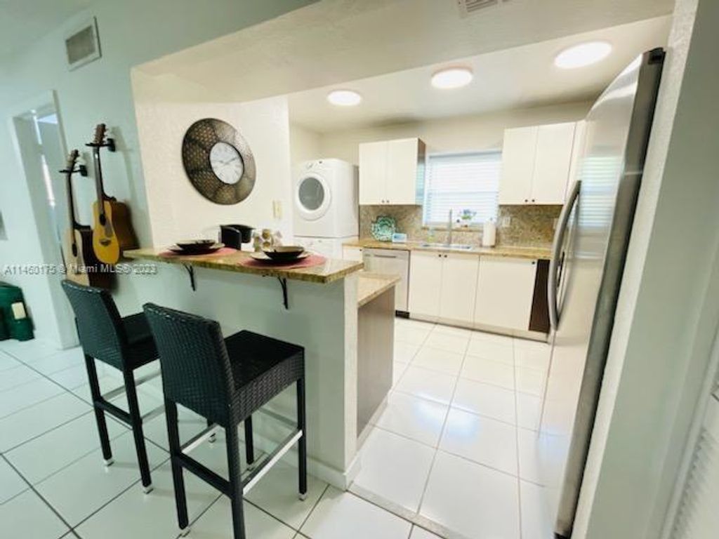 Photo of 301 N Pine Island Rd #121, Plantation, FL 33324 (MLS # A11460175)