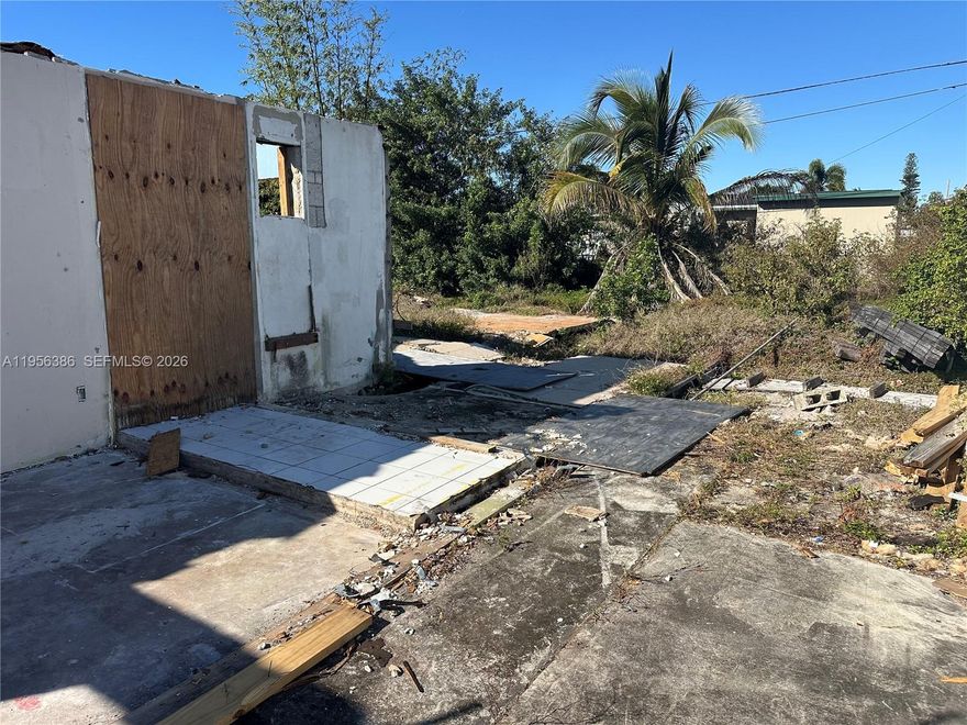 3 / 2 Home in Broadview Park. Home needs total remodel. Great opportunity for seasoned contractor or investor. PLEASE VISIT PROPERTY PRIOR TO MAKING OFFERS. ZERO DAYS FOR INSPECTION PERIOD. Property needs total repairs.