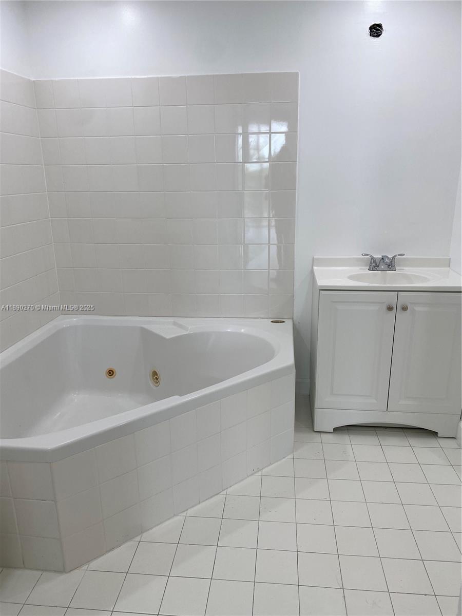 DORAL HOUSE CONDO NO 3 - Residential