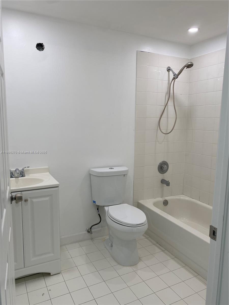 DORAL HOUSE CONDO NO 3 - Residential