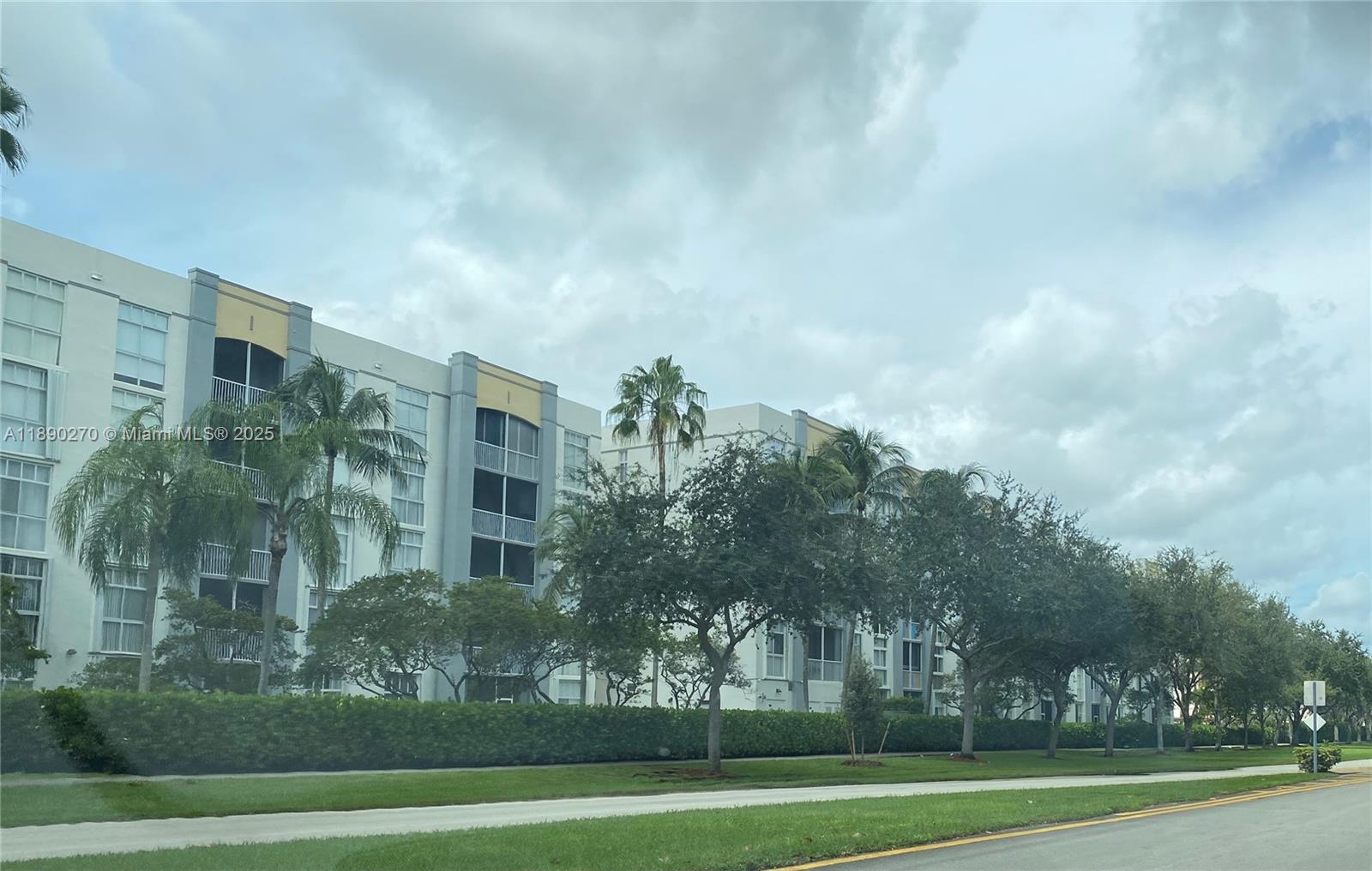 DORAL HOUSE CONDO NO 3 - Residential