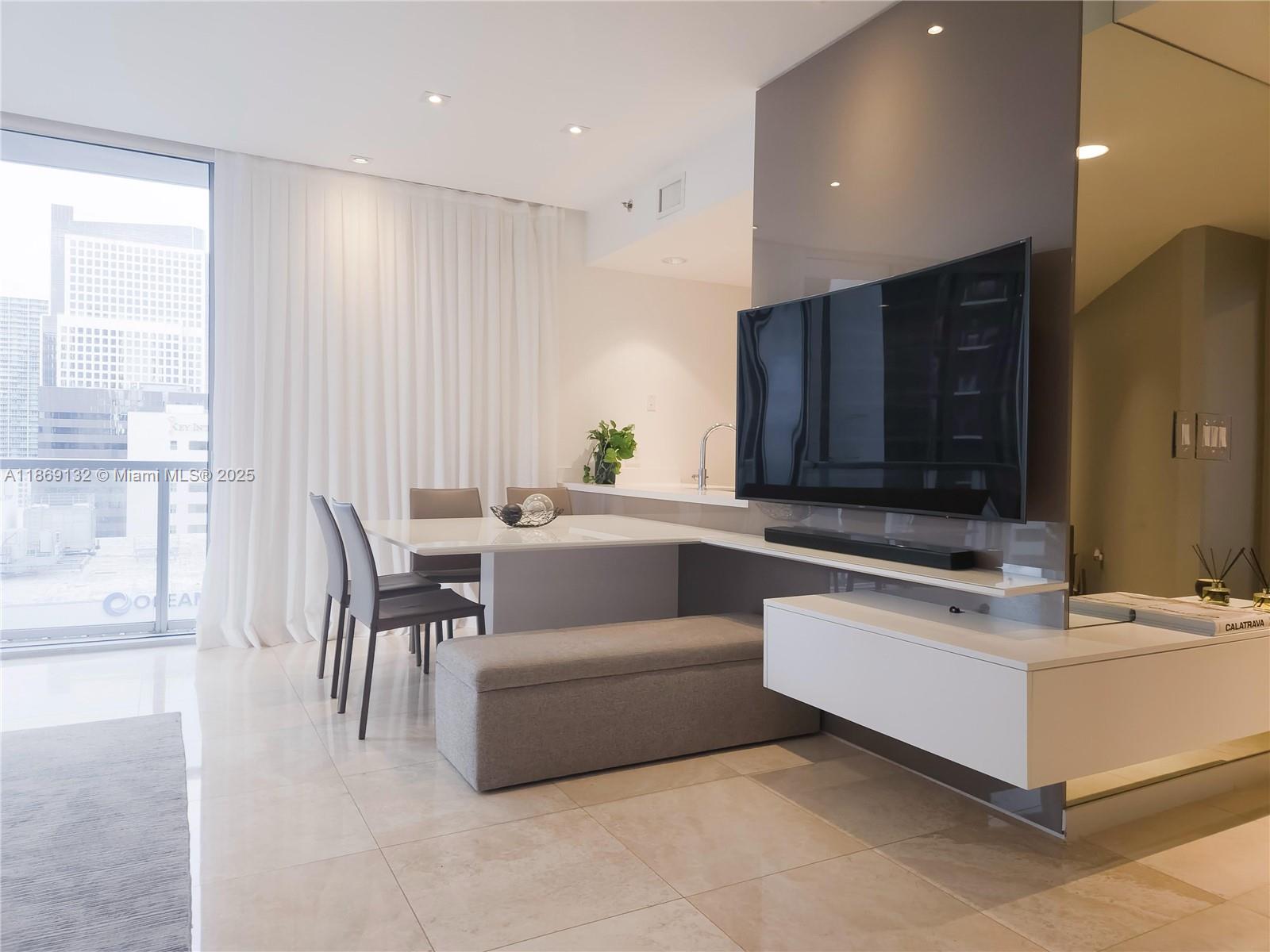 1060 Brickell Ave 1517