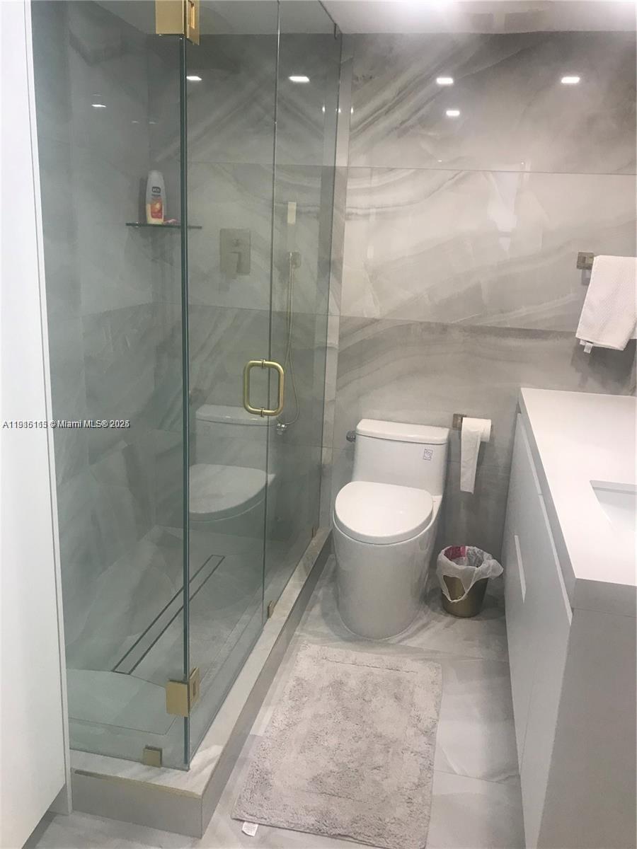 10185 Collins Ave 516