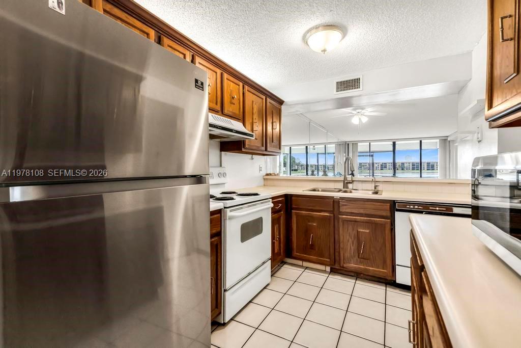 5802 Coral Lake Dr 102