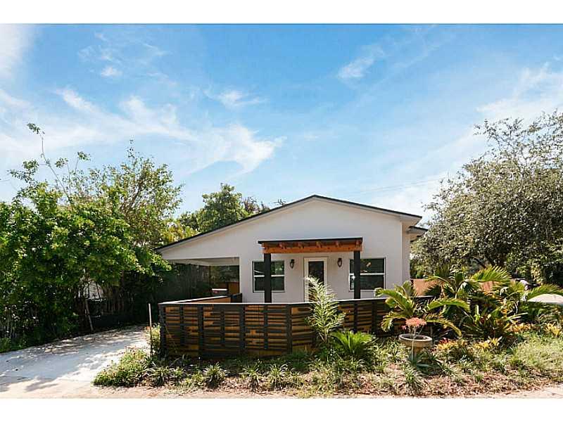 Price Reduced. Meticulously updated 2 Bed/2 Bath home w/sitting area off Master/Den in the sought after neighborhood of Victoria Park. Updates include New Roof, New Brazilian Cherry Hardwood Floors, High-E Impact Doors/Windows, New/Upgraded Electric, High Ceilings, Fireplace, Custom Kitchen Cabinetry w/premium SS Appliances, Granite. Beautiful updated Bathrooms. Master Bath w/Rain Shower. Large corner lot. Room for a pool. Detached garage/workshop. Ask about the Lease with Right to Purchase Program.