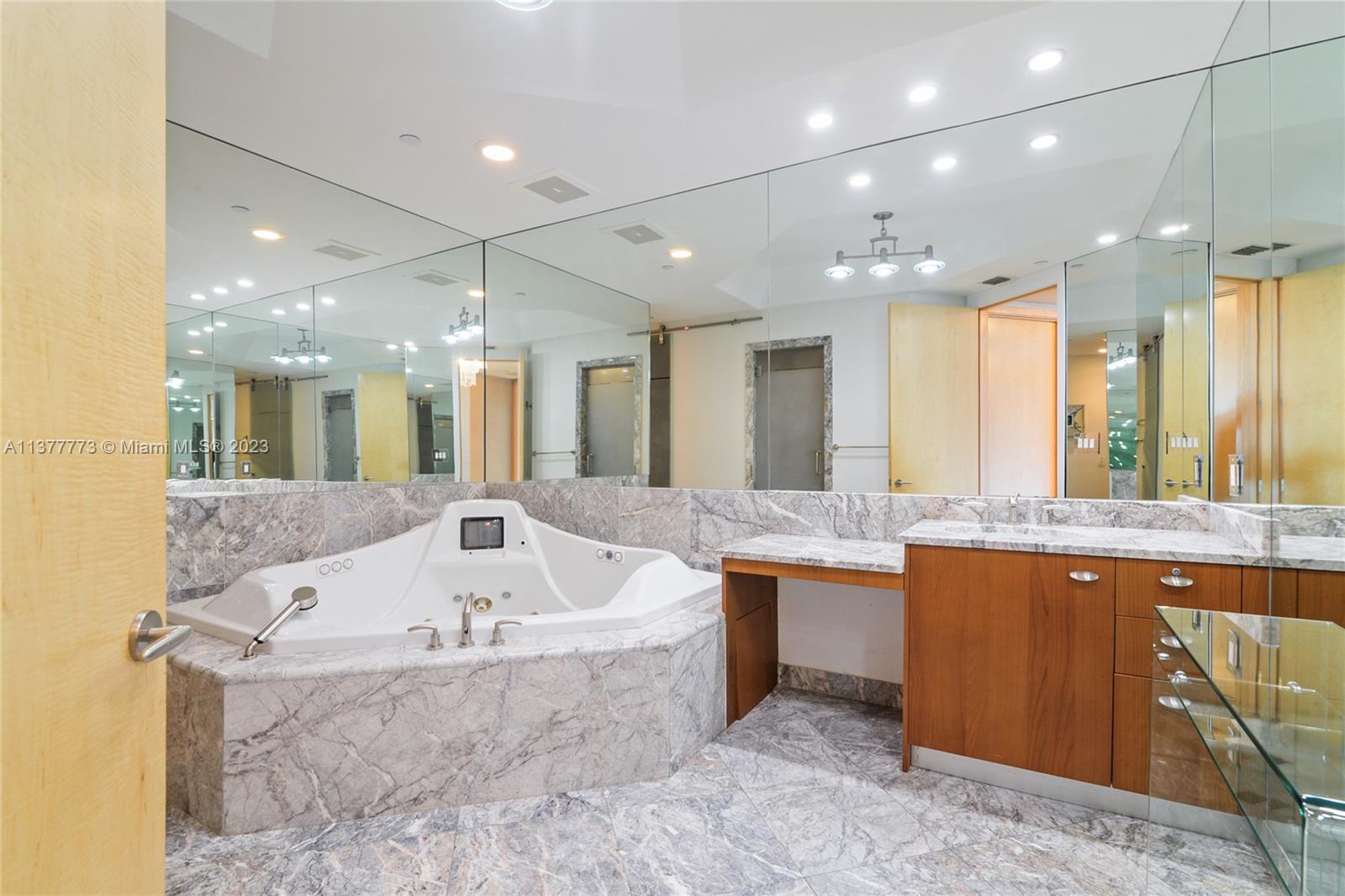 TURNBERRY OCEAN COLONY SO - Residential