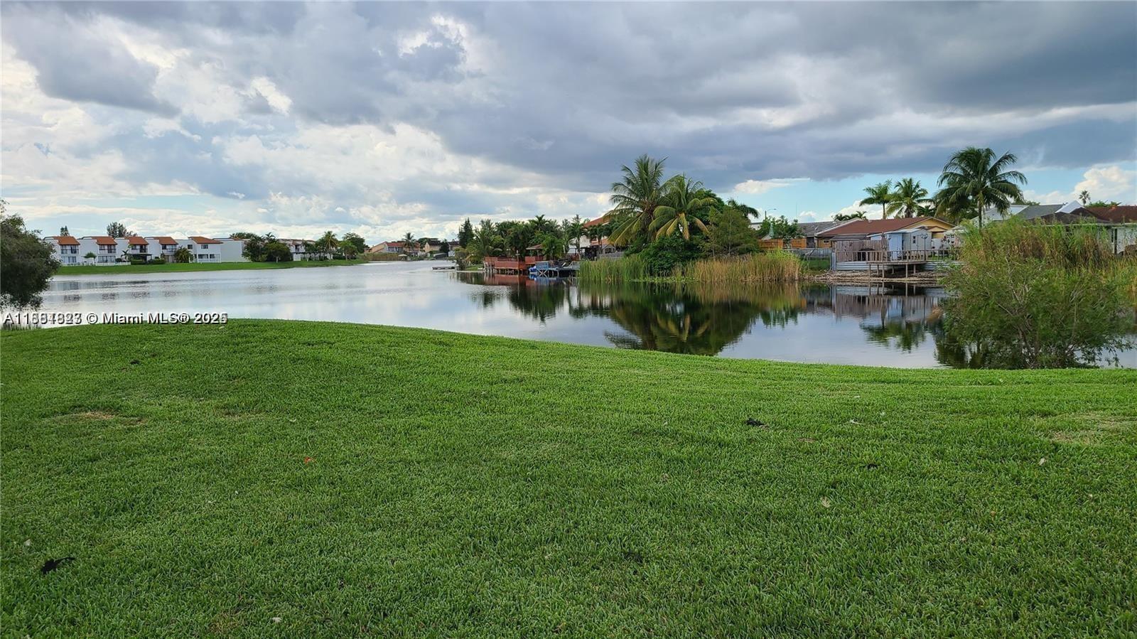 Excellent location. Good size and layout. Very nice and bright. WITH WASHER AND DRYER INSIDE THE UNIT,
A great opportunity to live in or to invest. It is rented until April 2026, FOR $2400.00 MONTHLY
