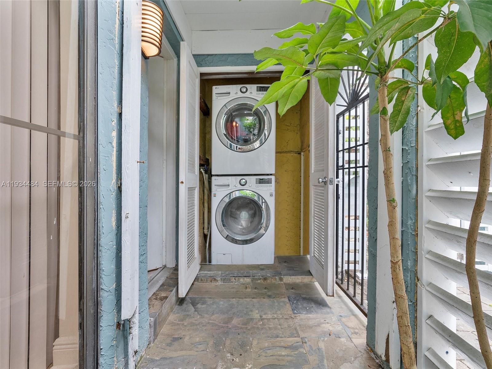 CORONA BAY TOWNHOUSES CON - Residential