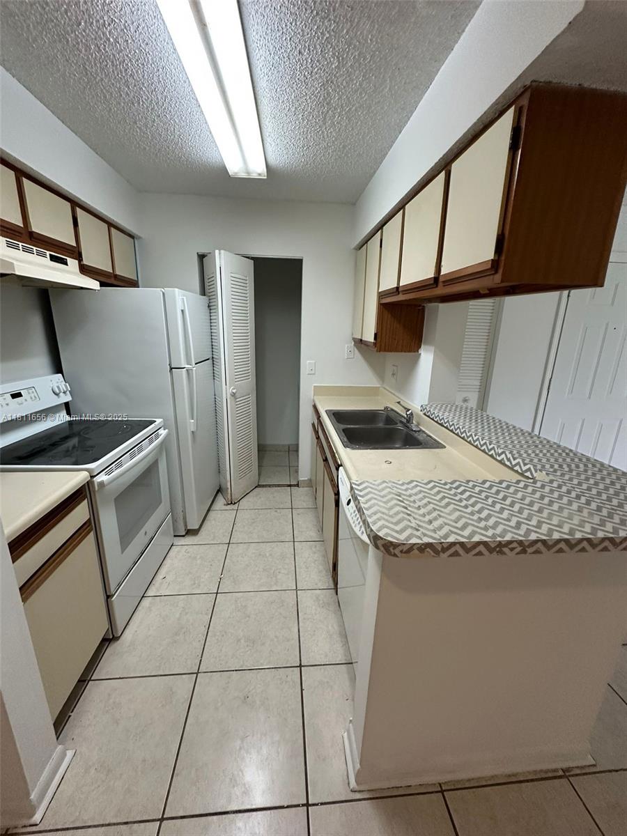 Great place to live in the area, 2/1 in ground level with tile in living area and laminated floors on bedrooms. Includes a washer and dryer in the unit. Located in a gated condominium with gym, tennis court and swimming pool, close to Turnpike and I-95.