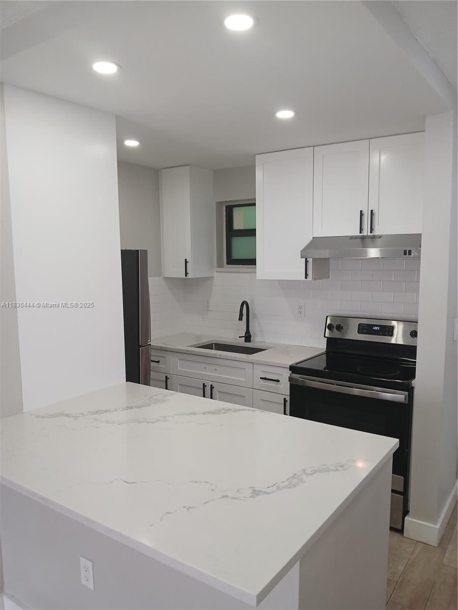 Excellent Location!!, ***Only Rent and Deposit***, Great Opportunity to live in an area within 10 minutes of the central areas of Miami and attractions Coconut grove, Miami Airport, Brickell, Downtown, Within Walking distance to Calle Ocho and nightlife. Easy access to Public Transportation and Express Way 836, 826, I95
Stainless Steel Appliances, Balcony. Central A/C, Assigned Parking, Gated Community, Laundry Facility, water included