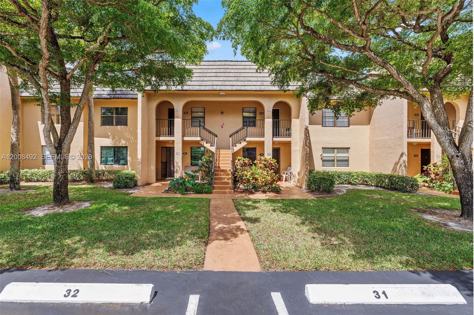 GOLDEN LAKES VILLAGE COND - Residential