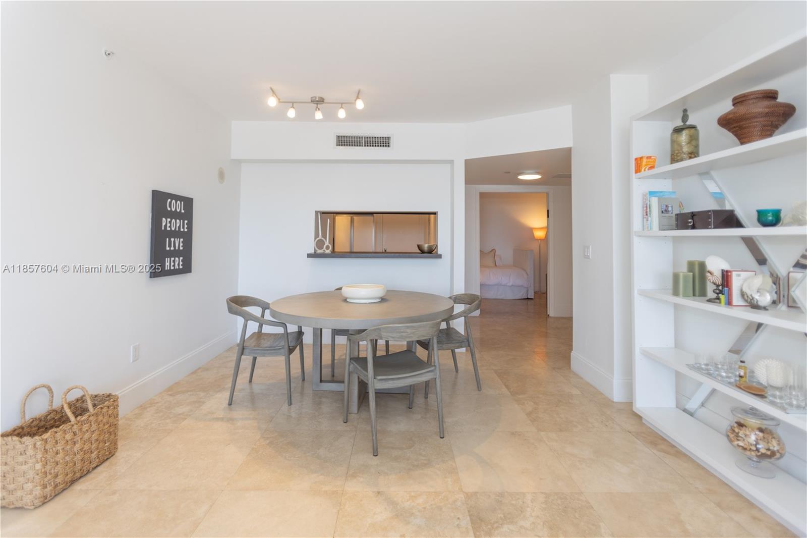 SOLIMAR CONDO - Residential