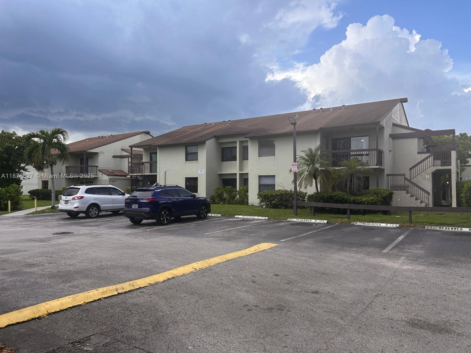 2/2 Condo remodeled conveniently located in County Lane. Close to mayor highways and public transportation. With formal dining room and family room. Well kept and new countertop kitchen, remodeled baths, ceramic floor through the apartment, washer and dryer inside the apartment. Quiet area