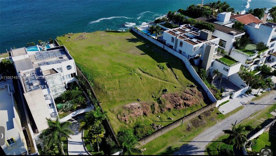 Land opportunity Total 47,361 SF (1.09Acres)n.198-228, protect Boutique Hotel 70units, 360-degree ocean view at the city of Guarujá, São Paulo, Brazil.
Soil study was made on the land and approved. 
It is include house built on the adjacent lot, mansion 10 Beds /13 Baths, 15.000 SF built,  it be use as vacation home or be add to the hotel project increasing number of units, the entire land overlooking the sea at the Coast and Atlantic Forest, with a magnificent views.