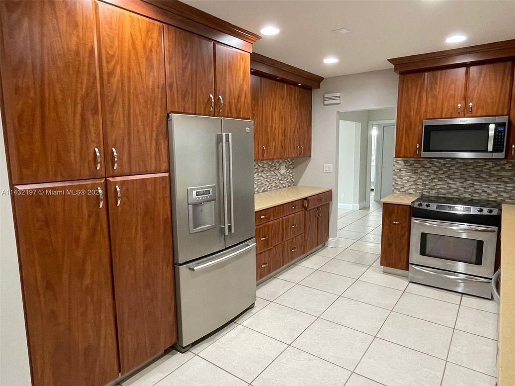 Photo of Hollywood, FL 33021 (MLS # A11432197)