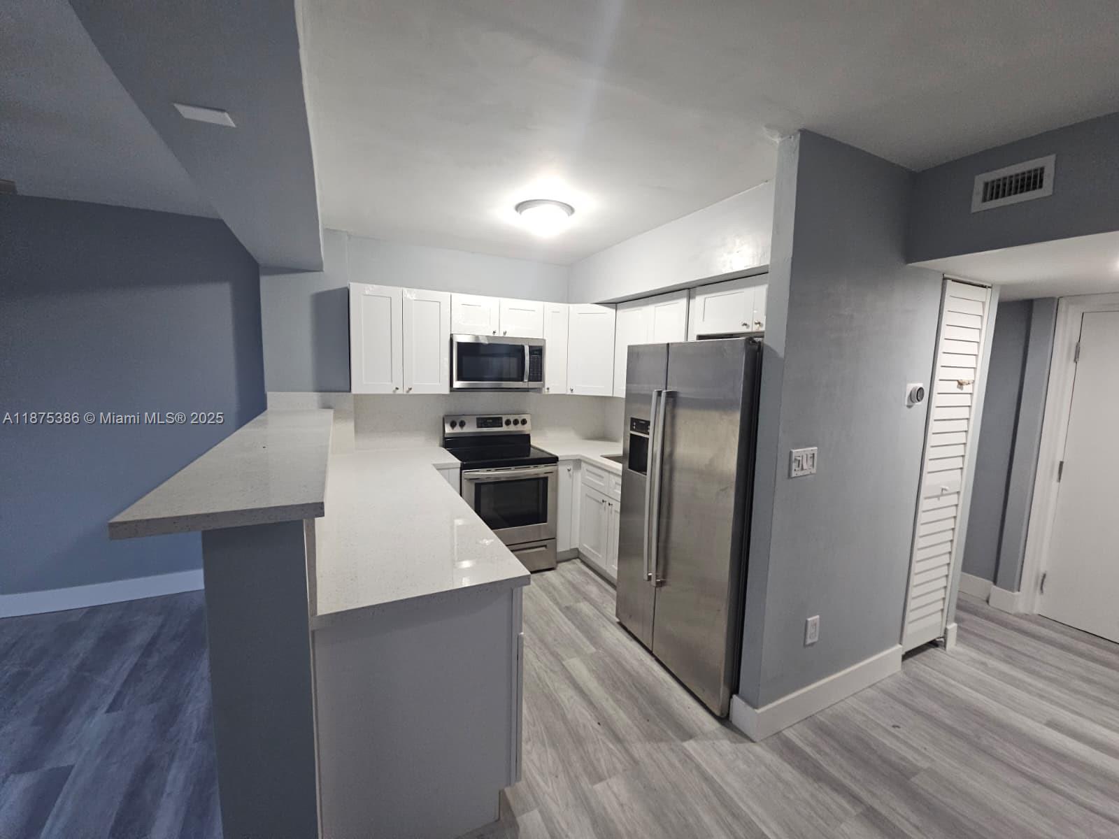Upgraded 2BD Two-Story Apartment in the Heart of Miami
Beautifully upgraded 2-bedroom, two-story apartment located in the heart of Miami. This spacious unit features tall ceilings, a smart layout, and modern finishes, offering both comfort and style.
The location is unbeatable—just minutes from Miami International Airport, Coral Gables, and a wide variety of restaurants and shops.
A perfect combination of convenience, design, and lifestyle. Don’t miss the chance to make this your new home!