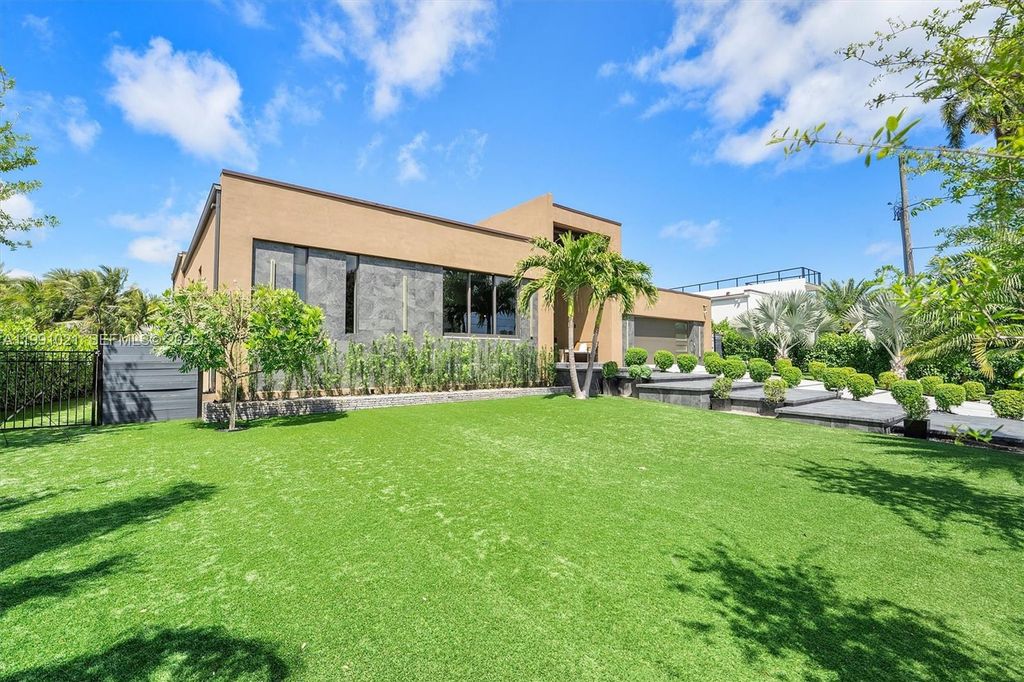 Photo of 2215 NE 19th St, Fort Lauderdale, FL 33305 (MLS # A11991021)