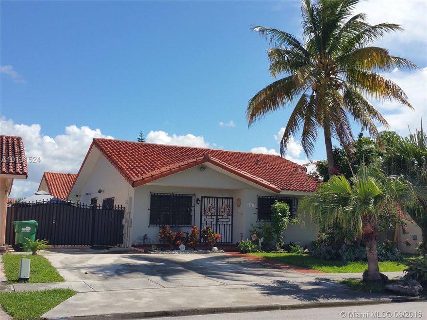 Great Location Location Location! 3/2 Home. Fantastic layout & conveniently located close to shopping, main roads, expressway etc. The house has lots of potential. No HOA!!!!!! Enough room to park a boat.