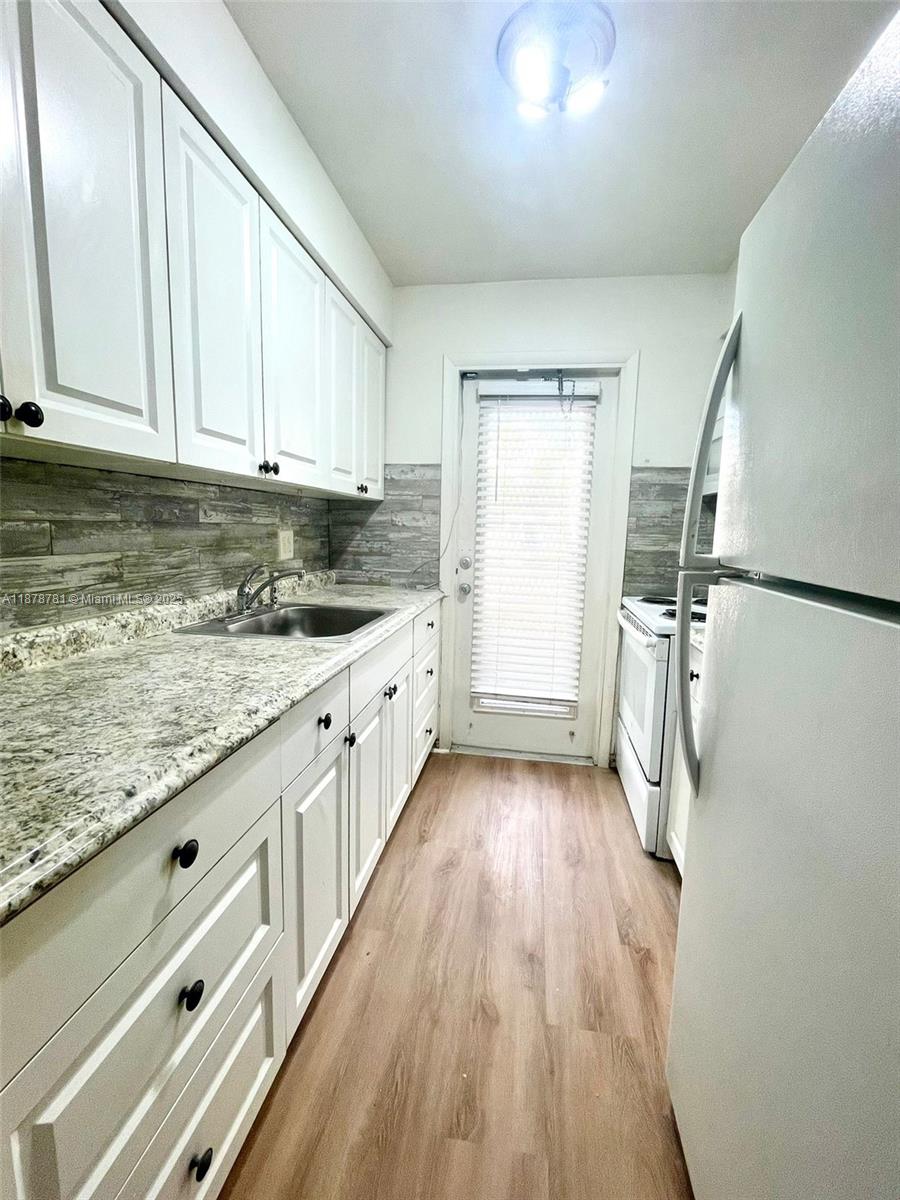 BEAUTIFUL REMODELED 1 BEDROOM IN EXCELLENT LOCATION NEAR EVERYTHING YOU NEED!! CENTRALLY LOCATED BETWEEN FT. LAUDERDALE ,AVENTURA, AND MIAMI BEACH. UPDATED FLOORS , KITCHEN, AND BATHROOM. EASY TO VIEW WITH QUICK APPROVAL PROCESS.
