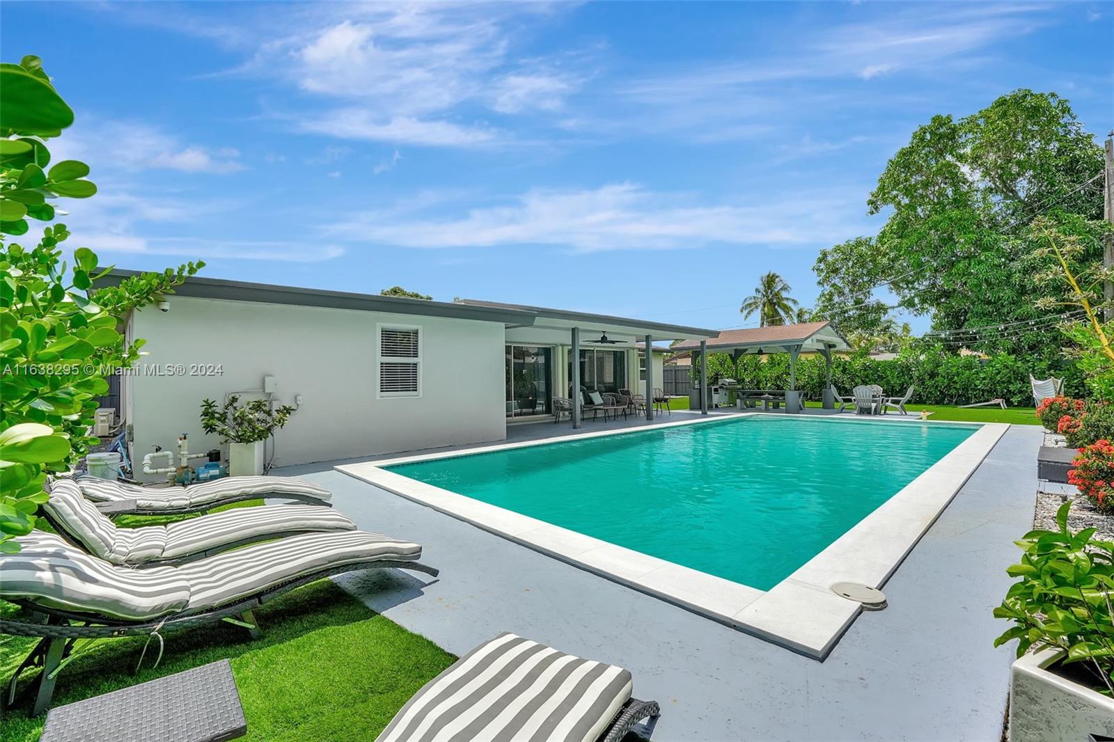 LAUDERDALE VILLAS - Residential