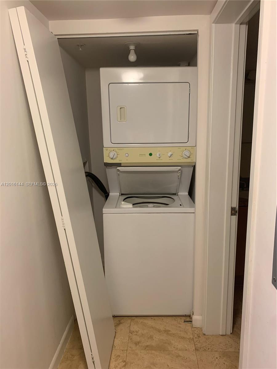 BREEZE CONDO - Residential Lease
