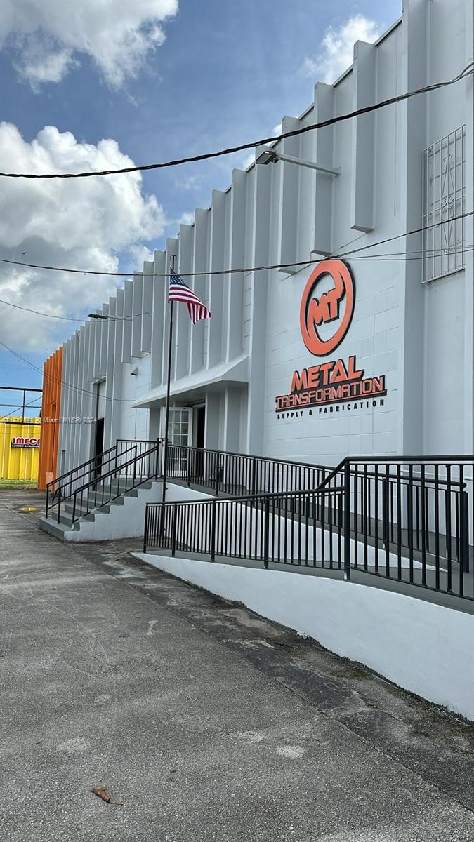 Offices for Rent – ??2nd Floor of Warehouse
Location: 10460 SW 186th St, Miami, FL 33157
Ideal opportunity to establish your business! These offices are strategically located in an easily accessible area.
12 suites with ample spaces to work. (320SF,179SF,347SF,179SF,199SF,208SF,183SF,90SF,113SF,93SF,1214SF,244SF,284SF,)
Cozy common area for meetings or waiting.
Separate bathrooms for men and women.
Parking available for added convenience.
Excellent professional and quiet environment.
Don't miss the opportunity to enjoy this privileged location.
Call now for more information and to schedule a visit!