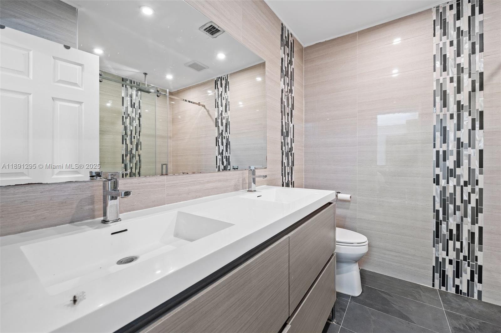 SKY LAKE VILLAS FIRST ADD - Residential