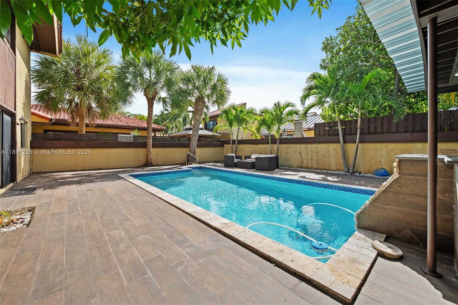 SKY LAKE VILLAS FIRST ADD - Residential