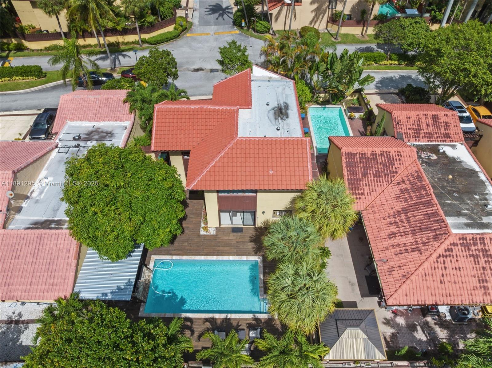 SKY LAKE VILLAS FIRST ADD - Residential