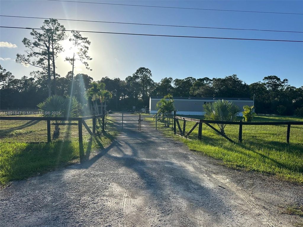 Photo of 3850 Pioneer 10St St, Clewiston, FL 33440 (MLS # A11891847)