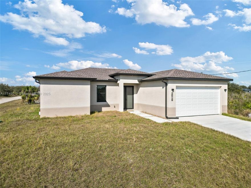 Beautiful Home. Discover this spectacular single-family home at Lehigh Acres, featuring 3 spacious den bedrooms, perfect for an office, playroom, or extra space. Light-colored tile enhances its open and bright layout, creating a modern, welcoming atmosphere.
Enjoy a functional kitchen, ideal for family gatherings, and a spacious backyard. Located in a peaceful and growing area, with easy access to shopping, schools, and maid roads.