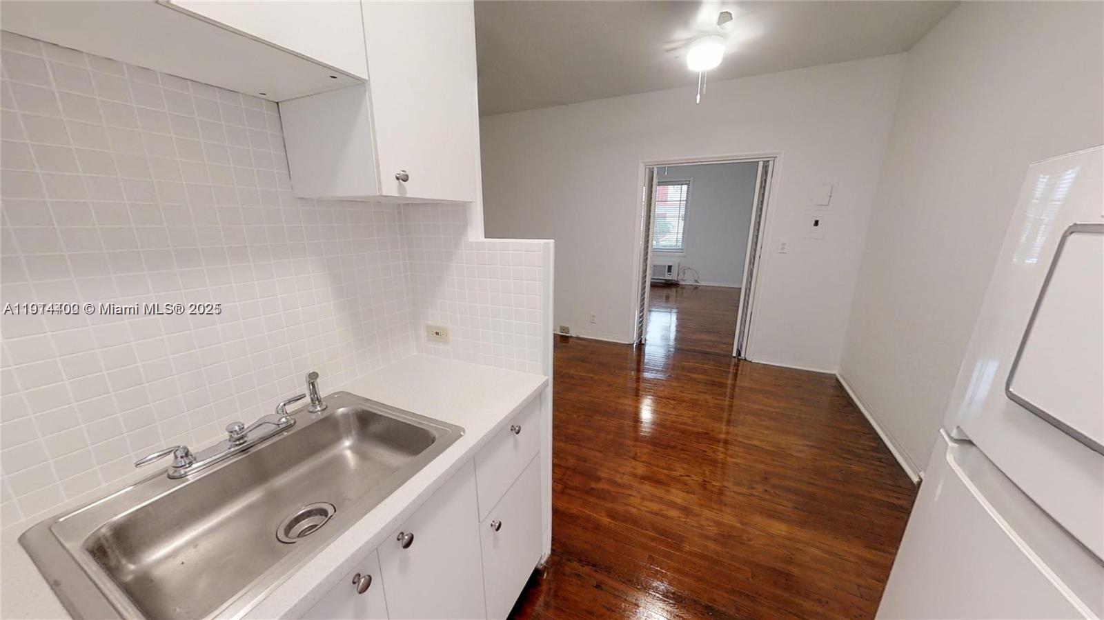 DELPHINE CONDO - Residential