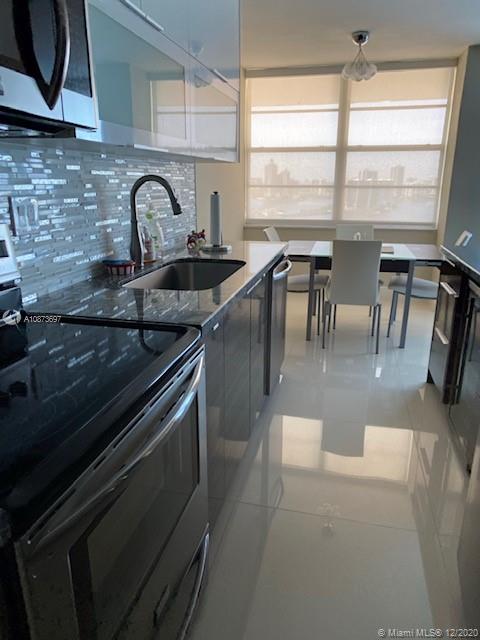 WINSTON TOWERS 500 CONDO - Residential