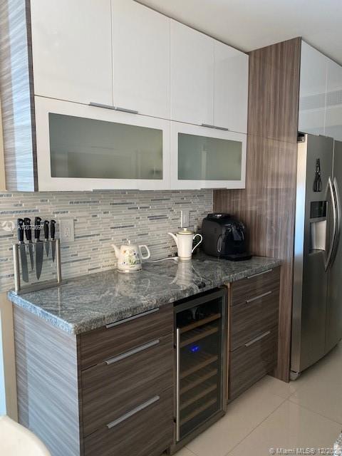 WINSTON TOWERS 500 CONDO - Residential