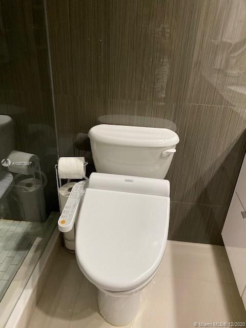 WINSTON TOWERS 500 CONDO - Residential