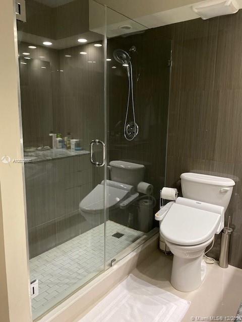 WINSTON TOWERS 500 CONDO - Residential