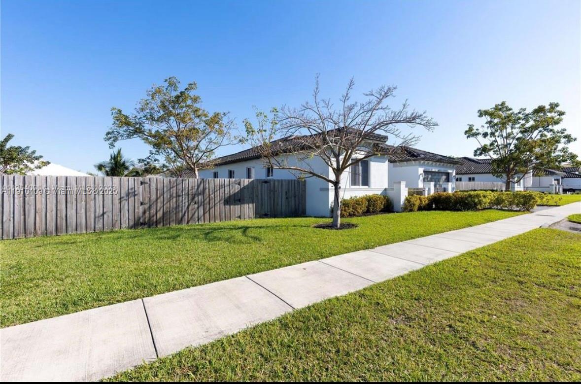 PALMETTO BAY ESTATES - Residential Lease