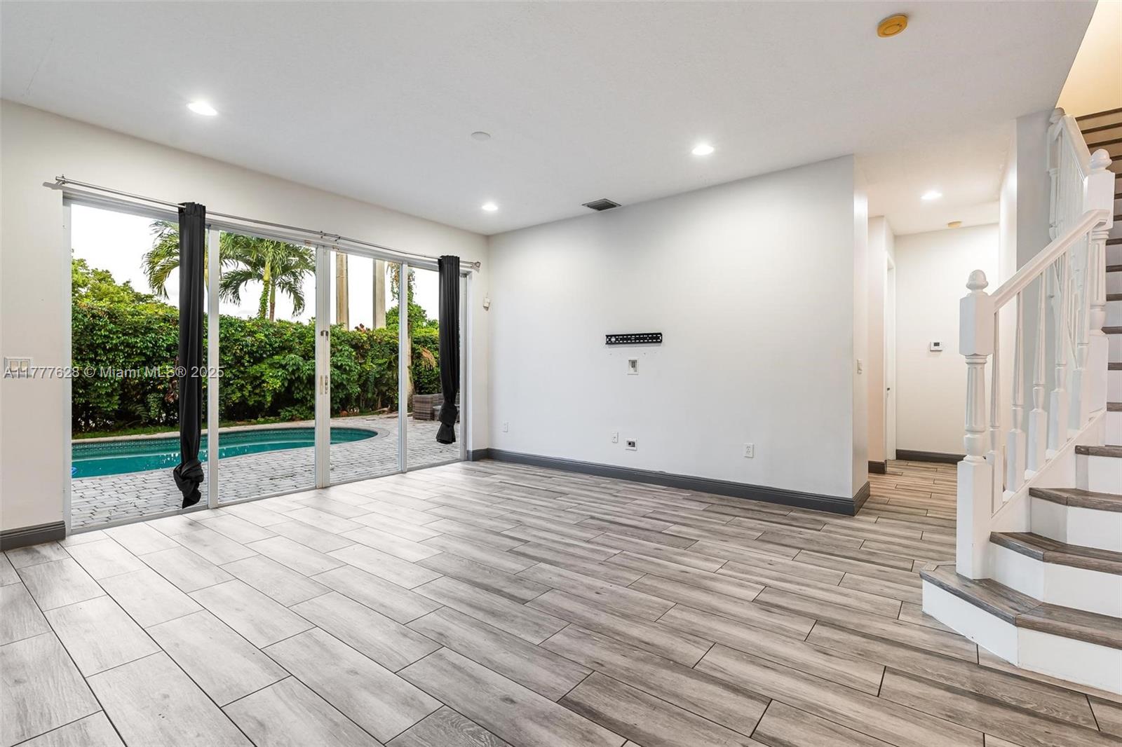 WESTCHESTER LAKES - Residential